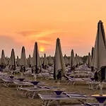 Terraced With Kids Playground Lägenhet